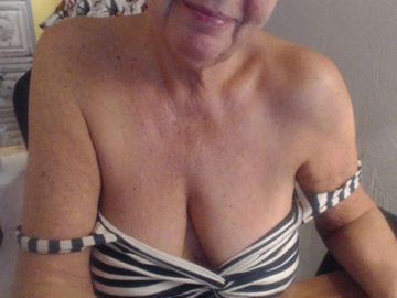 Annabella naakt achter de webcam voor live sex