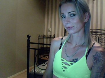 Jessie van 33 is een geile webcam milf